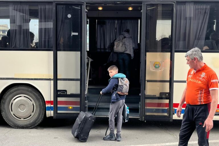 יהודים אוקראינים שסיימו את תהליך הקליטה והמיון במלון רמדה בבוקרשט בדרכם לשדה התעופה ולישראל (צילום: אורן דגן)
