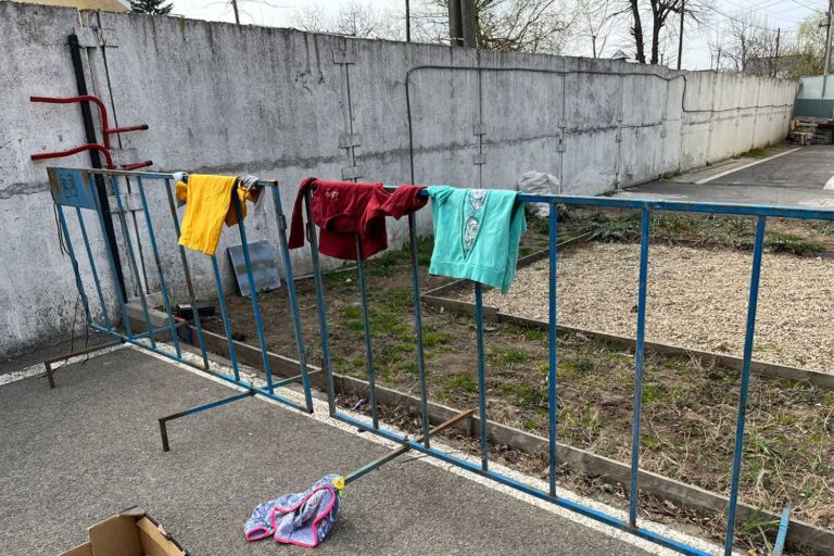 בגדי ילדים תלויים לייבוש מחוץ לאולם הספורט (צילום: אורן דגן)