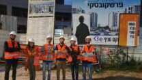 פעילי ''מעגלי צדק'' בטקס הזיכרון באתר הבניה (צילום: תנועת מעגלי צדק)