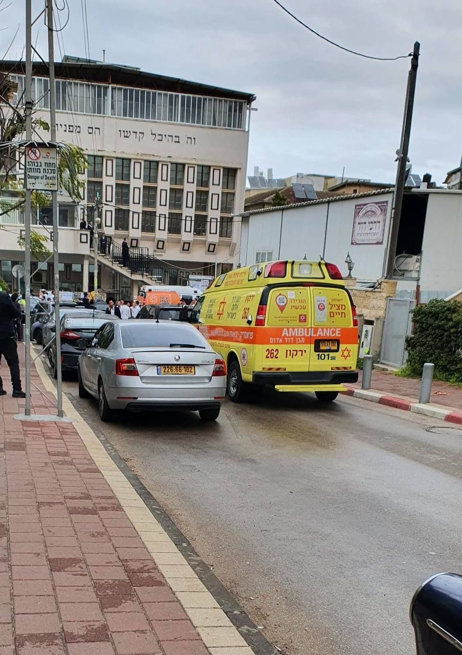 כוח מד"א ליד ביתו של הרב קנייבסקי (צילום: מד"א)