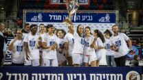 שחקניות הפועל ראשון לציון זוכות בגביע המדינה לנשים בכדורסל (צילום: איגוד הכדורסל בישראל)