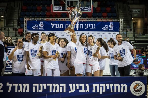 שחקניות הפועל ראשון לציון זוכות בגביע המדינה לנשים בכדורסל (צילום: איגוד הכדורסל בישראל)
