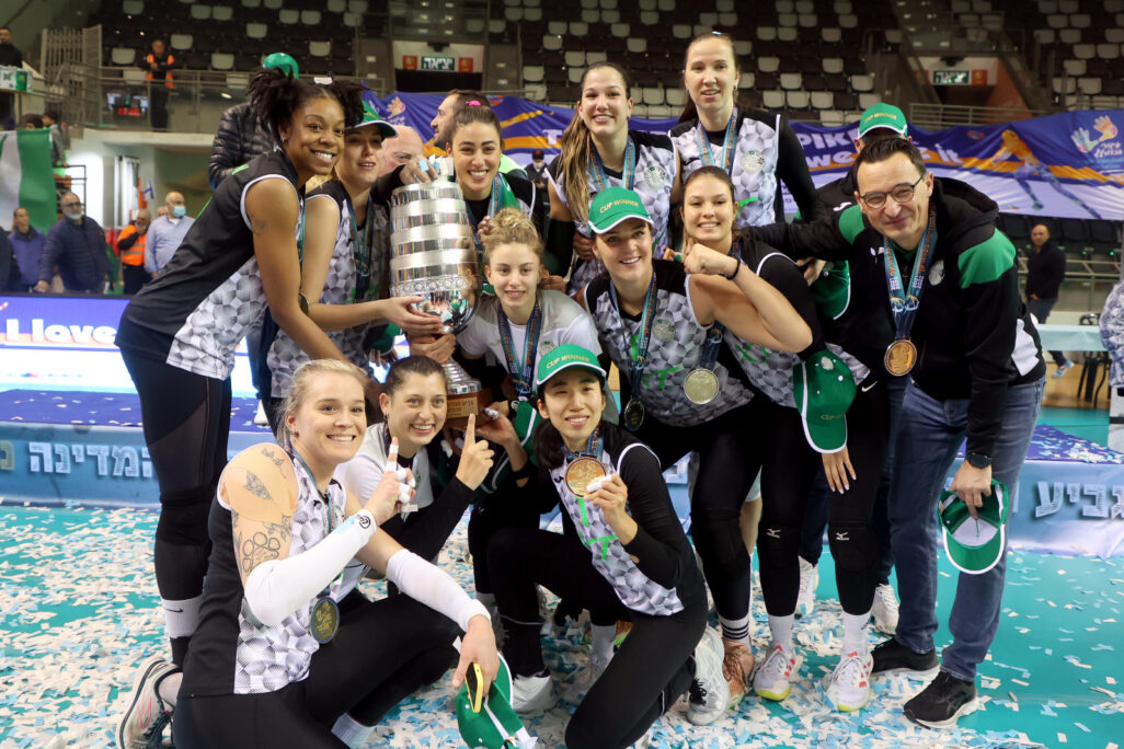 מכבי חיפה זוכה בגביע המדינה לנשים בכדורעף (צילום: לילך וייס)