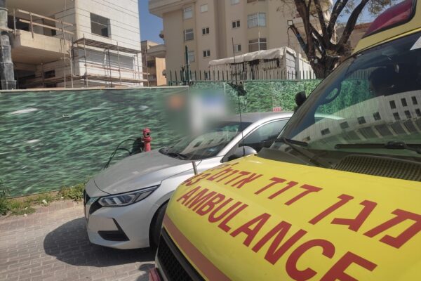 זירת תאונת העבודה בהוד השרון (צילום: מד"א)