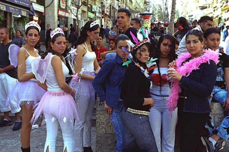 ירושלים, 2001: בני נוער מחופשים בירושלים (צילום: עמוס בן גרשום/לע&quot;מ)