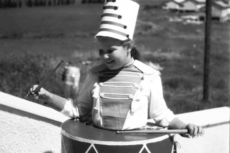 חולדה, 1954: ילדה מחופשת בחגיגת פורים (צילום: אוסף התצלומים של יהודה איזנשטארק, ארכיון המדינה)