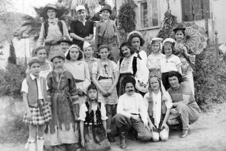 גן שמואל, 1946: פורים בחברת הילדים (צילום: ארכיון גן-שמואל/ויקימדיה)