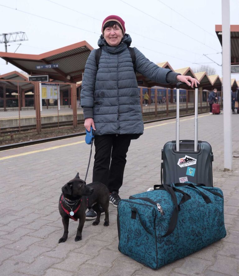תחנת הרכבת פשמישל. אישה בדרכה למקום לשהות בו באופן זמני בפולין, ומקווה שתוכל לחזור הביתה בהקדם (צילום: אביעד טל)