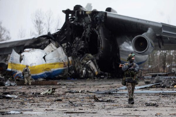 חייל אוקראיני בשדה התעופה אנטונוב (צילום: REUTERS/Zohra Bensemra)(צילום: REUTERS/Mikhail Palinchak)