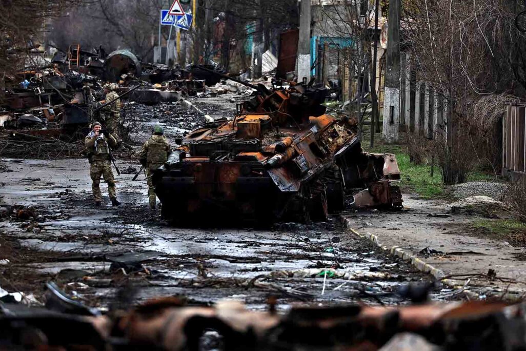 טנקים אוקראינים בעיר האוקראינית בו'צה, הסמוכה לקייב, לאחר נסיגת הצבא הרוסי ממנה (צילום: REUTERS/Zohra Bensemra)