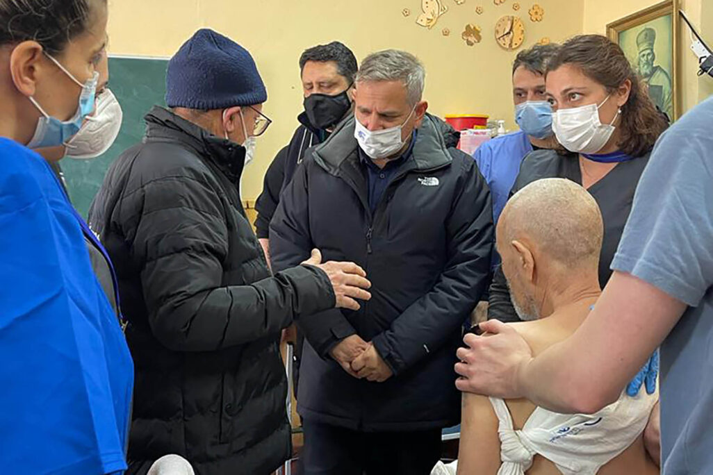 שר הבריאות ניצן הורביץ בביקורו בבית חולים שדה ישראלי שהוקם באוקראינה (צילום: שרון יניב)