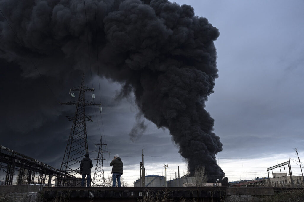 עשן עולה מעל העיירה בוצ'ה (צילום: AP Photo/Petros Giannakouris)