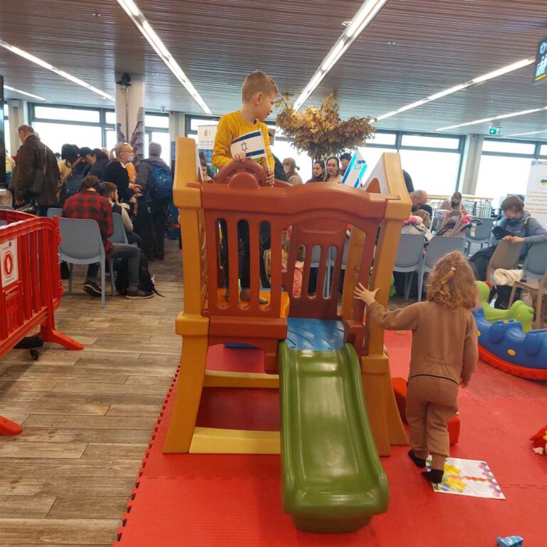 פינת המשחקים באולם הנוסעים, שהוסב לקליטת עולים מאוקראינה (צילום: מיכל מרנץ)