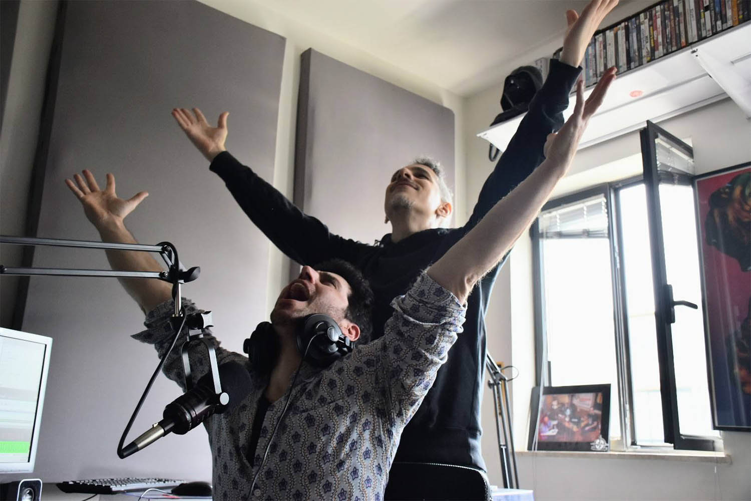 קוואמי (עומד) ואורי זר אביב באולפן "רדיו הקצה". "המיינסטרים נוטה להיתקע במקום, באלטרנטיבה אפשר כל הזמן להתחדש" (צילום: מלכה פינקלשטיין)