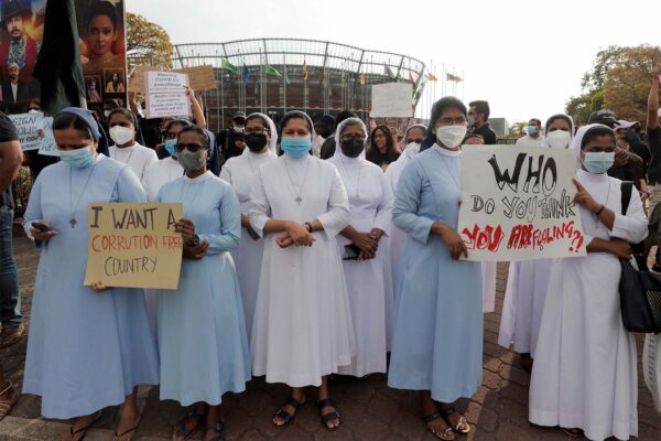 נזירות קתוליות מוחות נגד הנשיא ראג'פקסה (צילום: REUTERS/Dinuka Liyanawatte)