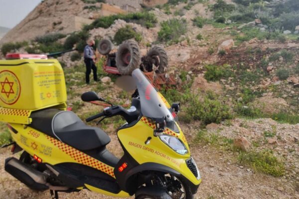 צוותי מד"א בזירת תאונת התהפכות טרקטור בשטח פתוח סמוך לכרמיאל (צילום: דוברות מד"א)