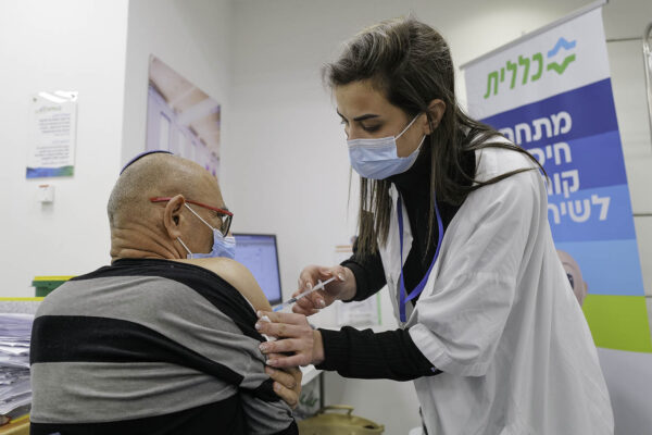 קשיש מקבל חיסון רביעי במרפאת שירותי בריאות כללית בקצרין (צילום: מיכאל גלעדי / פלאש90)