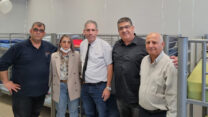 נציגי ההסתדרות במרחב נגב עם נציגי הנהלת וועד החברה (צילום: דוברות ההסתדרות)