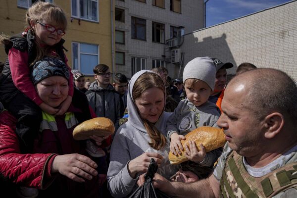 מתנדבים מחלקים לחם וסיוע הומניטרי בצ'רניייב (צילום: AP Photo/Evgeniy Maloletka)