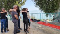 משפחתו של ברק לופן ז"ל עם הקייאק שלו (צילום: דפנה איזברוך)