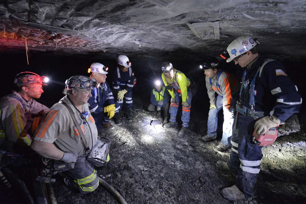 עובדים במכרה. למצולמים אין קשר לכתבה (צילום ארכיון: AP Photo/Timothy D. Easley, File)