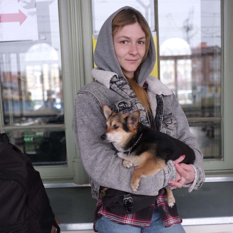 היא באה מעיירה קטנה ליד קייב, לא יודעת אם הבית שלה קיים, ועושה את דרכה לגרמניה עם הכלב (צילום: אביעד טל)