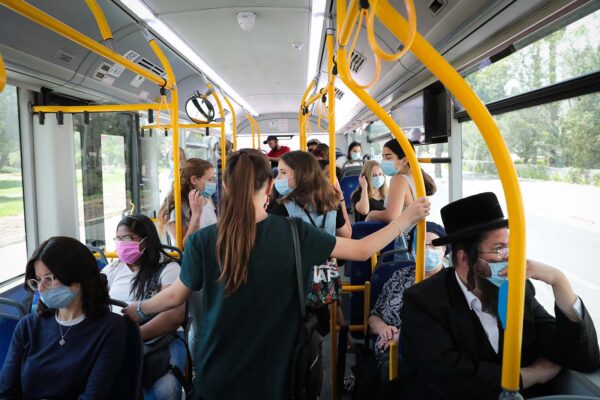 مسافرون في حافلة في القدس. السفريات من البلدات اليهودية المتدينة المتزمتة (الحريدية) إلى العاصمة سوف ترتفع أسعارها (تصوير: يوسي زمير / فلاش90)