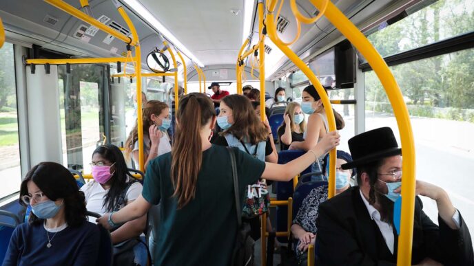 مسافرون في حافلة في القدس. السفريات من البلدات اليهودية المتدينة المتزمتة (الحريدية) إلى العاصمة سوف ترتفع أسعارها (تصوير: يوسي زمير / فلاش90)