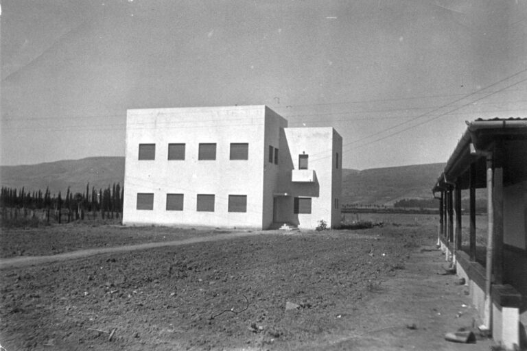 בית גורדון כשהסתיימה בנייתו, ב-1935. חדשני ונועז לתקופתו (צילום: ארכיון דגניה א')