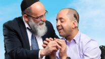 קלמן סמואלס ובנו יוסי (צילום: עמותת שלוה)
