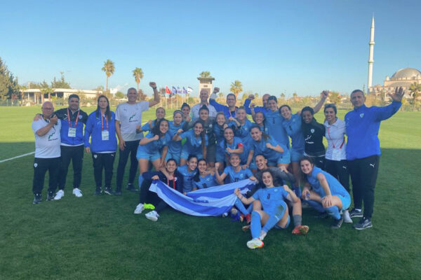 נבחרת הנערות עד גיל 19 חוגגות את הניצחון על קפריסין (צילום: ההתאחדות לכדורגל בישראל)