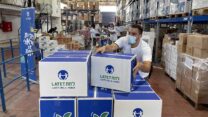 איסוף מזון לנזקקים על ידי מתנדבים מעמותת "לתת" (צילום: ארגון לתת)