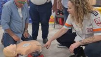 מורי הנהיגה עוברים הדרכה על שימוש במפעם (צילום: העמותה לרווחת מורי הנהיגה)