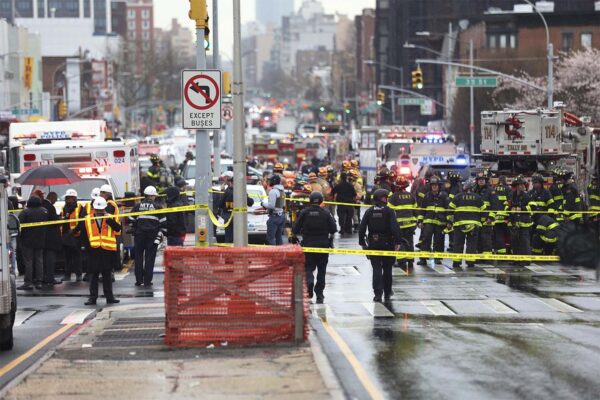 אירוע ירי בתחנת הרכבת התחתית בברוקלין (AP Photo/Kevin Hagen)