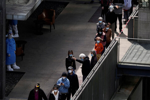 תושבים עומדים בתור לבדיקת קורונה בשנחאי  (צילום: REUTERS/Aly Song)
