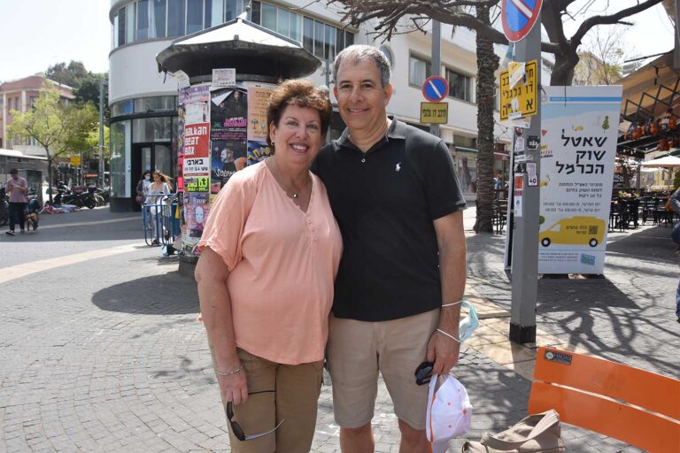 ליסה וג'ף גולדבלט ברחבת הכניסה לשוק הכרמל. &quot;ישראל כל כך קטנה וכל כך מגוונת&quot; (צילום: הדס יום טוב)