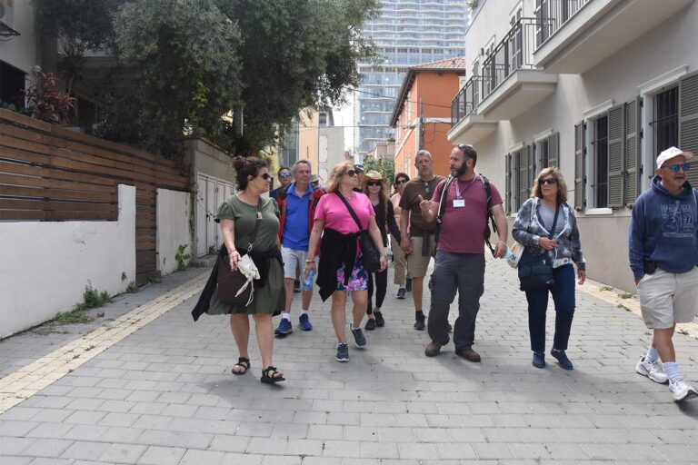 Gokhbat leads a tour of Neve Tzedek, Tel Aviv. (Photo: Hadas Yom Tov)