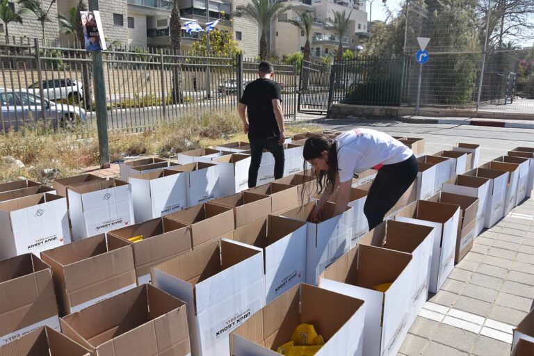 Dozens of volunteers come to the Rager sports field every day. 10th grade student, Yuval Schweifel: “There are people that need food, no one is helping them.” (Photo: Hadas Yom Tov)