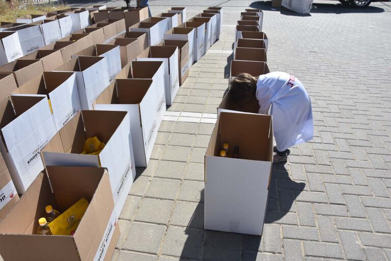 Each box contains vegetables, oil, matzah and all the basic food for Passover eve. (Photo: Hadas Yom Tov)