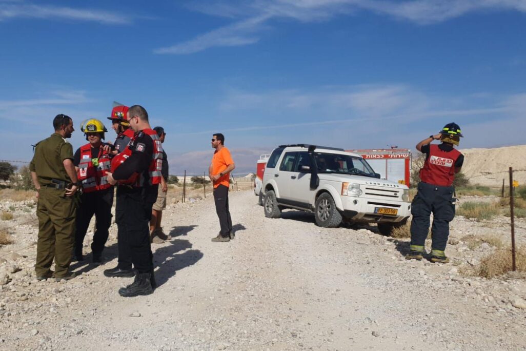 פעולות לחילוץ שתי מטיילות שתעו בדרכן ונקלעו לשדה מוקשים סמוך לנחל תמר (צילום: יחידת חילוץ ערבה) פעולות לחילוץ שתי מטיילות שתעו בדרכן ונקלעו לשדה מוקשים סמוך לנחל תמר (צילום: יחידת חילוץ ערבה)