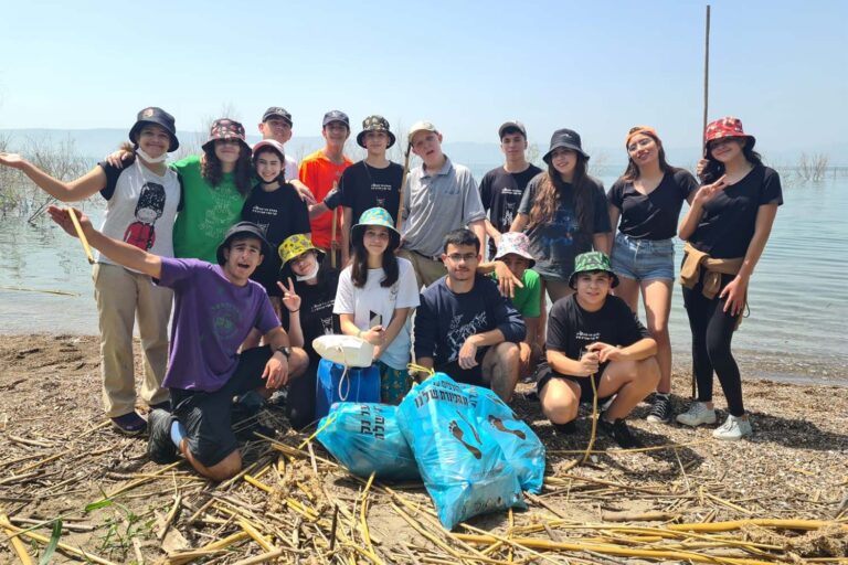 A beach-cleaning activity with the Tzofim on the Kinneret. (Photo: The Tzofim movement)