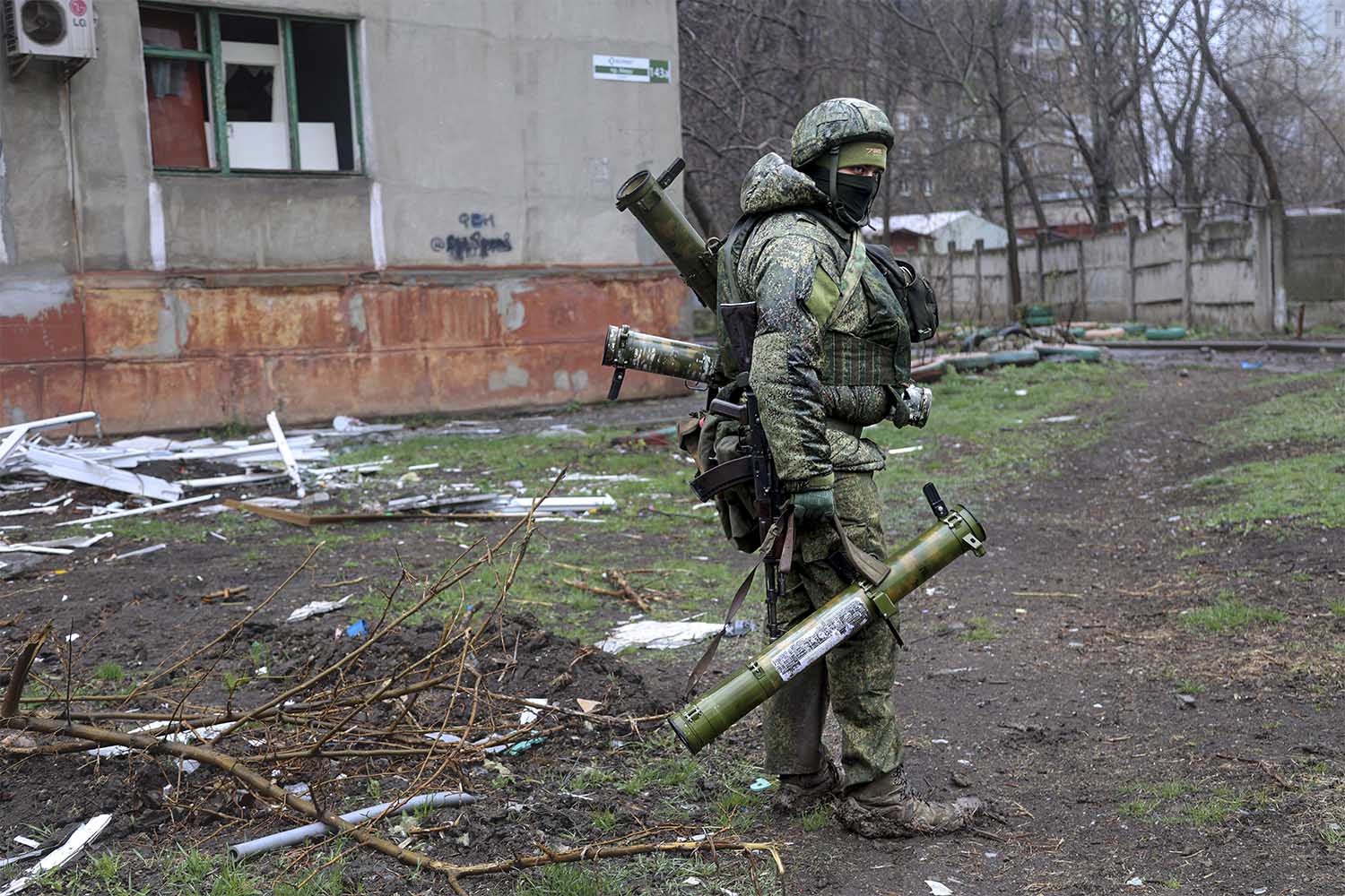 חייל מהמיליציה הרוסית במאריפול (צילום: AP Photo/Alexei Alexandrov)