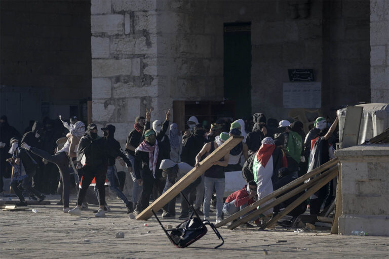 עימותים בין כוחות צה&quot;ל למתפרעים במסגד אל אקצא (צילום: AP Photo/Mahmoud Illean)