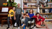 משפחת אלון (מימין לשמאל): מעיין, ענבל, ירדן, אליה ועופר. "אנחנו אוכלי-כל שלא נמנעים משום דבר, אבל משתדלים מאוד לאכול בריא ויחסית צמחוני" (צילום: יונתן בלום)