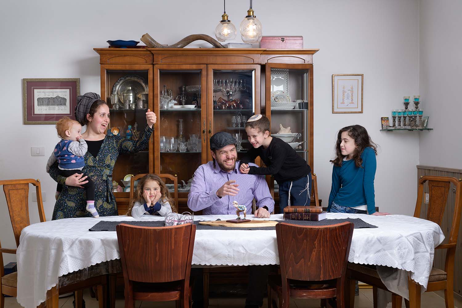 משפחת פרץ (מימין לשמאל): רות, איתן נריה, אלעד, מעיין אהבה, אורה שרה ועדי. הילדים עוזרים במטבח &#8211; בקילוף, בחיתוך. &quot;הגדולה יכולה להכין פסטה או חביתות בהשגחתי&quot; (צילום: יונתן בלום)