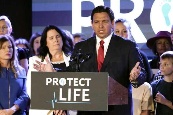 רון דה-סנטיס, מושל פלורידה. זכות האישה על גופה בסכנה (צילום: AP Photo/John Raoux)