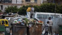 ילדים מחפשים אוכל באשפה ליד שוק בביירות, לבנון (צילום: AP Photo/Hassan Ammar, File)