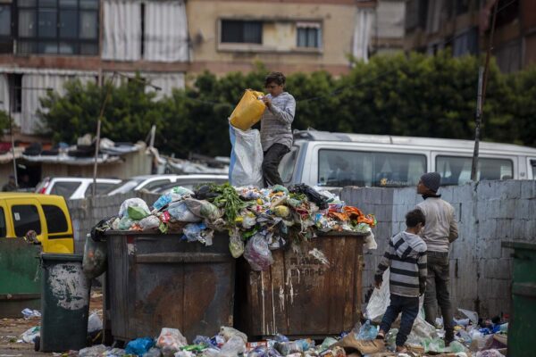 ילדים מחפשים אוכל באשפה ליד שוק בביירות, לבנון (צילום: AP Photo/Hassan Ammar, File)