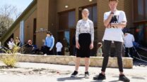 יוסי וחנה יקורנקו. יוסי (18): "יש פה כלבים, ואני מפנק אותם כל הזמן ומוציא מהם קרציות. אני מקווה שאתקבל ליחידת הכלבנים, כי החלום שלי זה להיות וטרינר". חנה (11): "למה זה טוב להמשיך להתעסק במלחמה? אי אפשר כבר לשנות כלום. אנחנו נשארים פה" (צילום: דוד טברסקי)