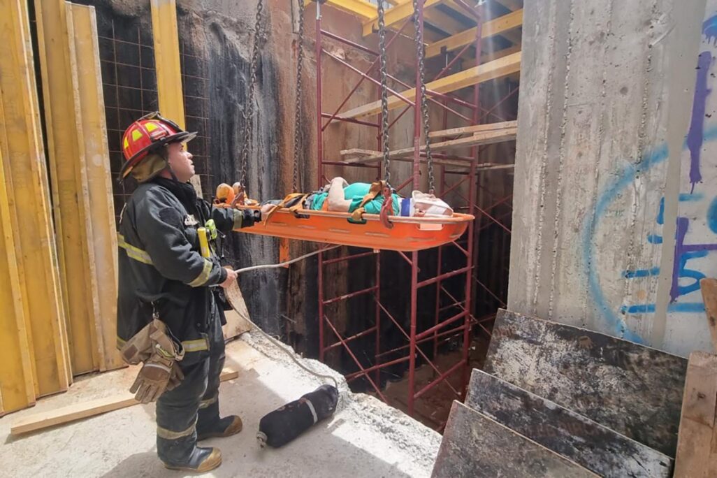 חילוץ עובד שפגע באתר בנייה בפתח תקווה (צילום: אלן מלכה)